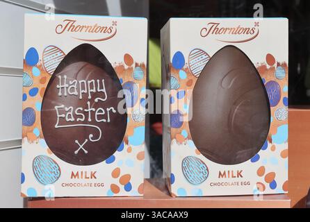 Uova di Pasqua di Thornton in vendita in vetrina, 2025 Foto Stock
