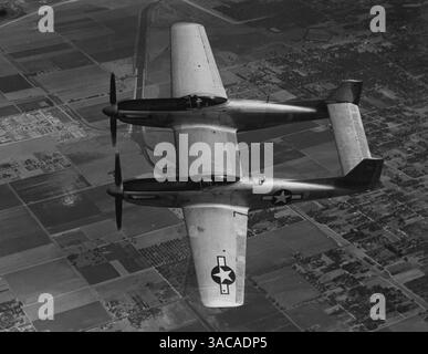 Trasportando un pilota e un co-pilota, il P-82 Twin Mustang della North American Aviation riduce al minimo il problema della fatica del pilota sui missi a lungo raggio Foto Stock