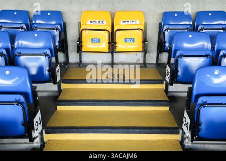Stamford Bridge, Chelsea, Londra, Regno Unito. 3 aprile 2025. Premier League Football, Chelsea contro Tottenham Hotspur; posti per gli agenti di polizia all'interno dello stadio credito: Action Plus Sports/Alamy Live News Foto Stock
