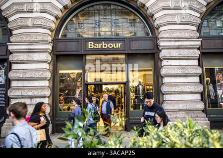 Londra, Regno Unito - 14 settembre 2023: Ingresso al negozio Barbour con persone che camminano sul marciapiede. Foto Stock