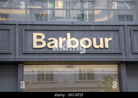 Londra, Regno Unito - 14 settembre 2023: Logo della facciata del negozio Barbour. Marchio britannico di lusso e stile di vita fondato da John Barbour nel 1894, il più famoso per questo Foto Stock