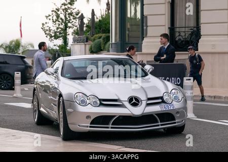 Monte Carlo, Monaco - Vista su una Mercedes-Benz SLR McLaren grigia che guida sulla Piazza del Casinò. Foto Stock
