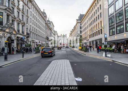 Londra, Regno Unito - 14 settembre 2023: Waterloo Place trafficata London Street. Foto Stock