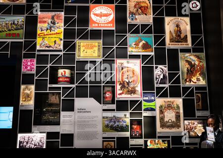 Washington D.C. - marzo 29 2025: Mostra allo Smithsonian Native American Museum che mostra pubblicità con raffigurazioni dei nativi americani Foto Stock