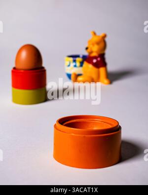 Vari coppetti per uova, portuovo isolati su fondo bianco Foto Stock