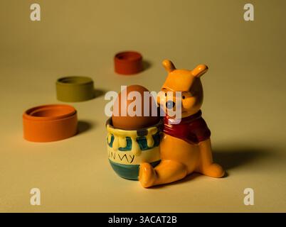 Portauovo Winnie the Pooh isolato su sfondo luminoso Foto Stock