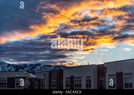 Avon, piccolo villaggio del Colorado, moderno appartamento architettonico di Vail in inverno, tempo di neve, vibrante vista del tramonto delle Montagne Rocciose Foto Stock