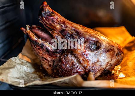Testa di maiale carne di animali cotta al forno pronta da mangiare su teglia da forno in cucina a casa, tostatura al forno Foto Stock