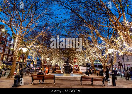 Luci di Natale a Sloane Square Londra Regno Unito Foto Stock
