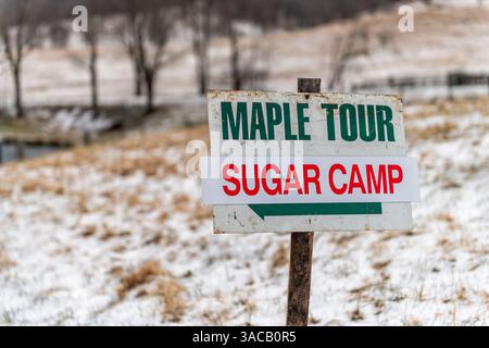 Maple tour sugar camp direction sign in Monterey, Virginia at maple syrup farm during Highland county festival in cold winter Foto Stock