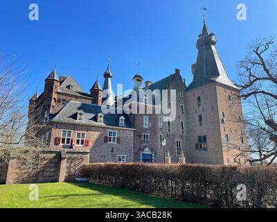 Una splendida vista di un castello storico caratterizzato da una splendida architettura sotto un cielo limpido e blu. Questa antica struttura mette in mostra il patrimonio della regione Foto Stock