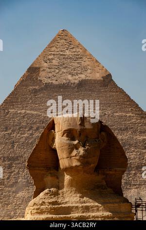 Africa, Egitto, Giza. Vista classica della Sfinge e di una delle grandi piramidi di Giza. Foto Stock