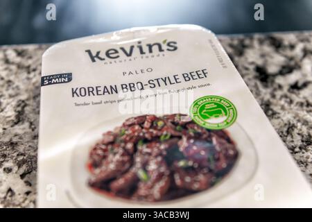 Avon, Stati Uniti d'America - 10 febbraio 2023: Primo piano macro del marchio Kevin alimentato a erba per il sano manzo alla griglia in stile bulgogi coreano Foto Stock