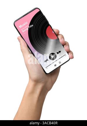Uomo che mostra un telefono cellulare con un'app per lettore musicale aperta su sfondo bianco, primo piano Foto Stock