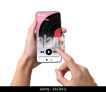 Uomo che usa il telefono cellulare per ascoltare musica su sfondo bianco, primo piano. Aprire l'app del lettore musicale sullo schermo del dispositivo Foto Stock