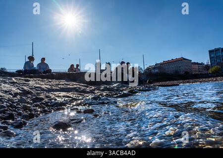 Sonne tanken an der Isar, das Wasser glitzert im Sonnenlicht, endlich Frühling, München, aprile 2025 Deutschland, München, 3. aprile 2025, Frühling an der Isar, Die Sonne strahlt vom blauen Himmel, das Wasser glitzert, Münchner genießen den Kiesbänken auf den Frühlingstag an der Reichenbachbrücke, frühlingshafte Wetter, schönes Temperaturen bei 16 Grad am Donnerstagnachmittag, Bayern *** prendendo il sole sull'Isar, l'acqua splende alla luce del sole, infine primavera, Monaco, aprile 2025 Germania, Monaco di Baviera, Monaco di Baviera 3 aprile 2025, primavera sull'Isar, il sole splende dal cielo blu, l'acqua splende, Mu Foto Stock