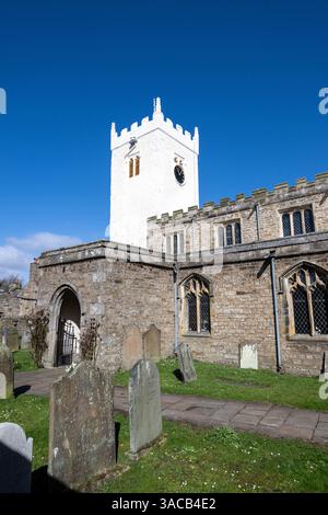 La chiesa parrocchiale di St Oswalds ad Askrigg, Wensleydale, con la sua torre bianca recentemente ristrutturata, che era coperta di rendering e limewash. Foto Stock