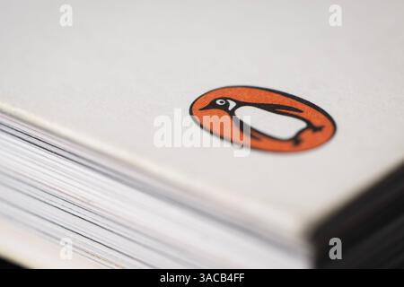 Primo piano del logo dell'editore Penguin Books su un libro Foto Stock
