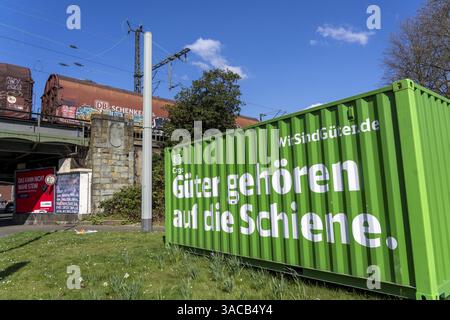 Cantiere di smistamento Wanne-Eickel, container pubblicizza il trasporto di merci per ferrovia, da DB Cargo, treno merci sui binari, Herne, Renania settentrionale-Vestfalia, Foto Stock