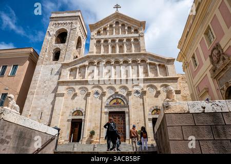 Cagliari, Italia - 27 aprile 2024: Cagliari Cattedrale di Santa Maria Assunta Santa Cecilia chiesa cattolica romana della Sardegna con la popolazione Foto Stock