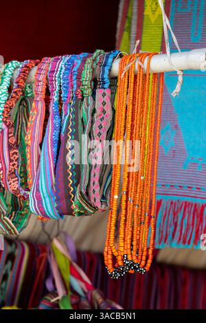 Sud-est asiatico, Timor Est, alias Timor Est, capitale di Dili. Mercato dei tessuti, noto anche come mercato di Tais. Tessuti tradizionali timoresi. Foto Stock