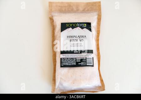Kotor, Montenegro - 3 luglio 2023: Confezione di sale himalayano Sanaterra a lunga durata su tabella con il testo del cartello in serbo per il prodotto senza additivi Foto Stock