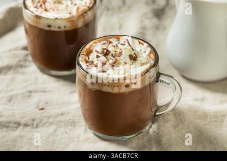 Cacao caldo da buongustai con panna montata Foto Stock