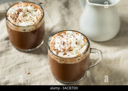 Cacao caldo da buongustai con panna montata Foto Stock