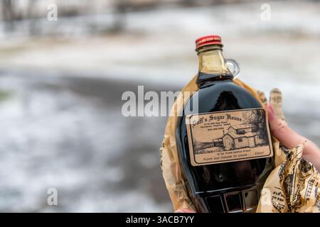 Monterey, Stati Uniti - 11 marzo 2023: Sciroppo d'acero di grado B scuro in vaso di bottiglia di vetro dalla fattoria di Duff's Sugar House nella contea delle Highland in occasione di un festival tradizionale Foto Stock
