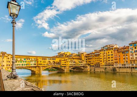 Ponte Vecchio, Firenze, Italia. Vista panoramica al tramonto del famoso Ponte Vecchio, ponte pedonale risalente al 966 d.C. Foto Stock