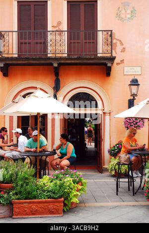 Le persone amano sedersi e rilassarsi in un caffè all'aperto in stile italiano nell'Epcot Center di Disney World a Orlando in Florida Foto Stock