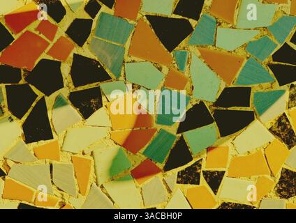 Parete astratta di frammenti di ceramica. Mosaico o piastrelle in ceramica su pareti o pavimenti vintage in stile retrò e colori caldi. Elementi decorativi motivo texture Foto Stock