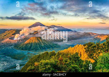 Parco nazionale di Bromo, Giava, Indonesia. Vista panoramica ad ampio angolo all'alba del Monte Bromo, un vulcano attivo e del Monte Semeru, la montagna più alta in jav Foto Stock