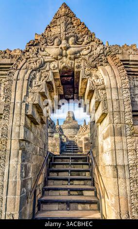 Tempio di Borobudur, Giava, Indonesia. Primo piano dell'arco in pietra scolpita che porta su le scale nell'antico tempio buddista. Foto Stock