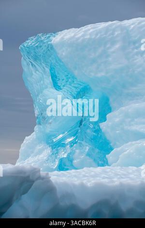 Groenlandia, isola di Disko. Iceberg blu lungo la costa di Kuannit. Foto Stock
