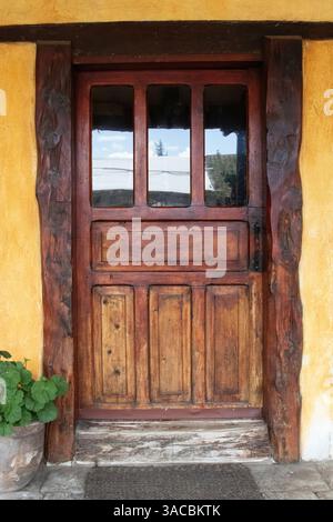 Porte nella Hacienda San Agustin de Callo, una hacienda coloniale con parti rimaste dalla fortezza Inca del 1440. Foto Stock