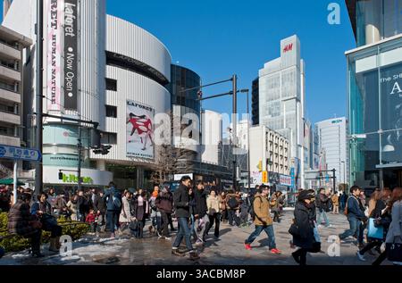 Persone che attraversano la trafficata intersezione di Omotesando-dori e Meiji-dori nel quartiere alla moda dello shopping vicino a Harajuku, Shibuya, Tokyo, Giappone. Foto Stock