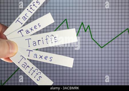 Tariffe e tasse che incidono sulla crescita aziendale Foto Stock