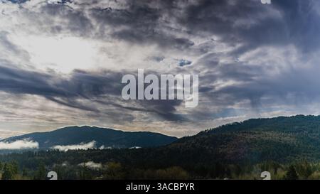 Issaquah WA USA - 27 marzo 2025: Storm's Embrace: A Dramatic Cloudscape si dispiega Foto Stock