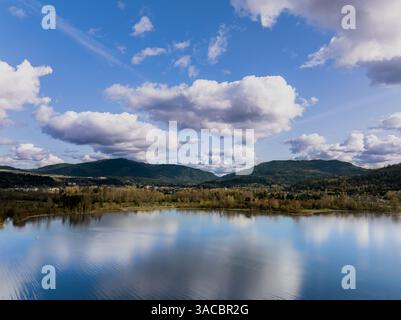 Issaquah, Washington, USA – 29 marzo 2025: Pomeriggio tranquillo al Lake Sammamish State Park in un pomeriggio di sole Foto Stock