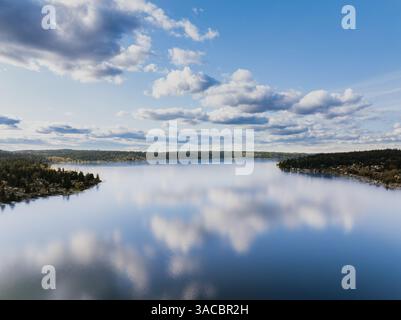 Issaquah, Washington, USA – 29 marzo 2025: Pomeriggio tranquillo al Lake Sammamish State Park in un pomeriggio di sole Foto Stock
