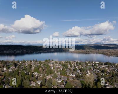 Issaquah, Washington, USA – 29 marzo 2025: Pomeriggio tranquillo al Lake Sammamish State Park in un pomeriggio di sole Foto Stock