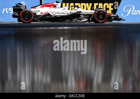 SUZUKA, GIAPPONE - 4 APRILE: Yuki Tsunoda del Giappone guida la (22) Oracle Red Bull Racing RB21 durante le prove di prova in vista del Gran Premio di F1 del Giappone sul circuito di Suzuka il 4 aprile 2025 a Suzuka, Giappone. (Foto di Qian Jun/Paddocker) Foto Stock