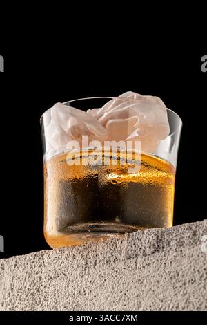 Elegante cocktail di lusso davanti allo sfondo scuro Foto Stock