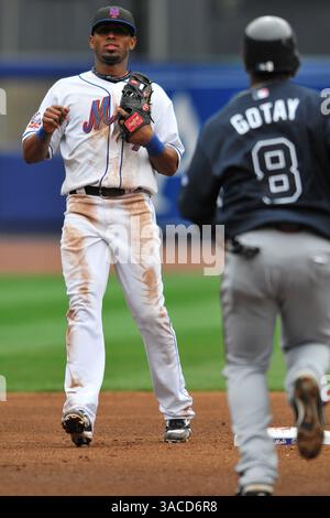 27 aprile 2008 - New York, New York, USA - Mets SS JOSE REYES #7 guarda come Braves pinch-hitter RUBEN GOTAY #8 avanza su una scelta di fielders. I New York Mets sconfissero gli Atlanta Braves 6-3 allo Shea Stadium di Queens, New York. (Immagine di credito: © Twig/Cal Sport Media/ZUMA Press) Foto Stock