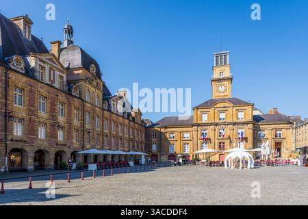 Municipio con campanile nell'angolo sud-ovest di Place Ducale a Charleville-Mézières, in Francia, la piazza storica della città. Foto Stock
