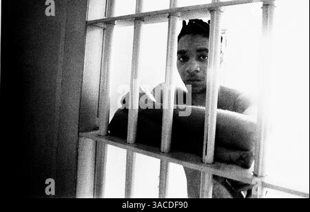 1 giugno 1973 - Lucasville, Ohio, USA - un prigioniero non identificato in una piccola cella del Southern Ohio Correctional Facility, noto anche come LUCASVILLE PRISON. Questa prigione statale di massima sicurezza è stata il luogo di numerose rivolte dei detenuti e di sovraffollamento, sin dalla sua apertura nel 1972. Un assedio di 11 giorni nel 1993, il peggiore nella storia degli Stati Uniti, ha provocato la morte di 9 detenuti e una guardia di sicurezza. (Immagine di credito: © Ken Stewart/ZUMA Press) Foto Stock