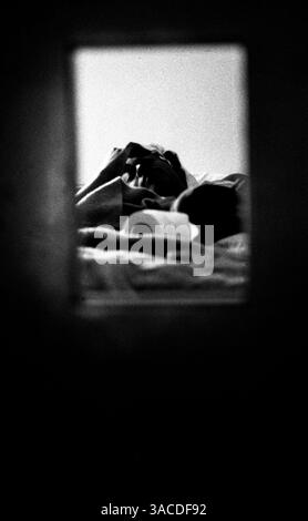 1 giugno 1973 - Lucasville, Ohio, Stati Uniti - un prigioniero non identificato si rilassa sul letto superiore di una piccola cella del Southern Ohio Correctional Facility, noto anche come LUCASVILLE PRISON. Questa prigione statale di massima sicurezza è stata il luogo di numerose rivolte dei detenuti e di sovraffollamento, sin dalla sua apertura nel 1972. Un assedio di 11 giorni nel 1993, il peggiore nella storia degli Stati Uniti, ha provocato la morte di 9 detenuti e una guardia di sicurezza. (Immagine di credito: © Ken Stewart/ZUMA Press) Foto Stock