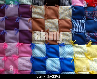 11 ottobre 2002 - Milroy, Indiana, Stati Uniti - gli Amish di questa comunità agricola dell'Indiana centro-orientale organizzano aste semestrali di provviste pubbliche a beneficio delle loro tre scuole di piccole dimensioni. Nella foto: Dettaglio di una trapunta Amish fatta a mano. (Immagine di credito: © Ken Stewart/ZUMA Press) Foto Stock