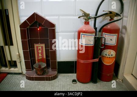 19 gennaio 2008 - Hong Kong, Cina - i bastoncini Incense bruciano accanto a un estintore pairo f fuori da una porta in un complesso di appartamenti. Molte case hanno tradizionalmente queste scatole per impedire al male di entrare in casa. (Immagine di credito: © Tim Wagner/ZUMA Press) Foto Stock